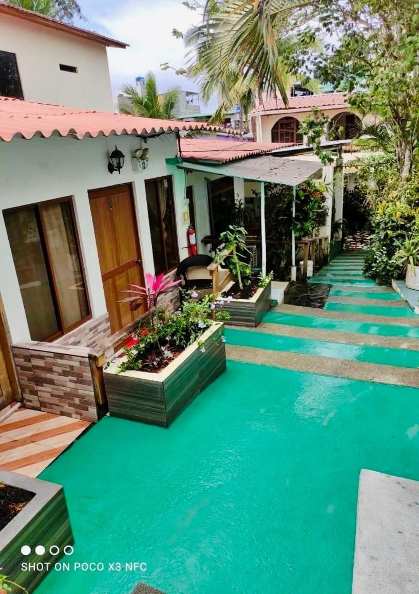Nelyza'S Suites & Adventure Puerto Ayora  Exterior photo